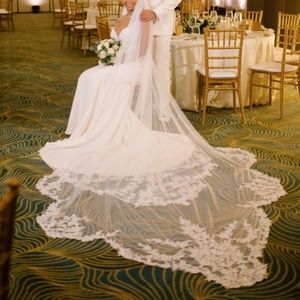 Cathedral “scallop” tulle veil with lace appliqués. (IVORY)